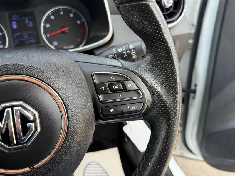MG ZS 1.5 Exclusive 105 Bhp White #42