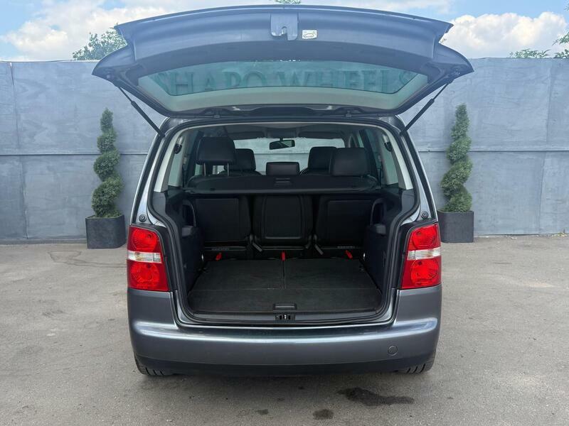 Volkswagen Touran Silver #10