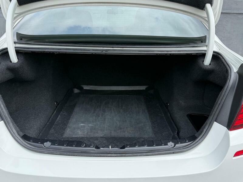 BMW 5 Series Saloon Blue #11
