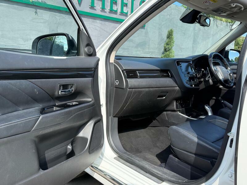Mitsubishi Outlander 2015 15 2.0H Grey #20