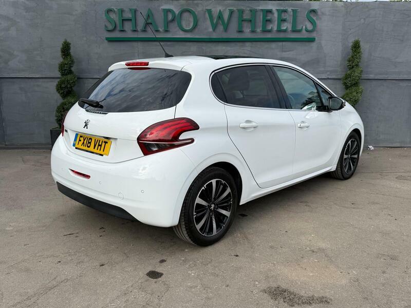 Peugeot 208 1.2 Puretech Allure Premium Hatchback M White #5