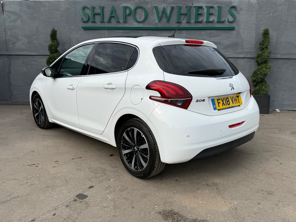 Peugeot 208 1.2 Puretech Allure Premium Hatchback M White #2