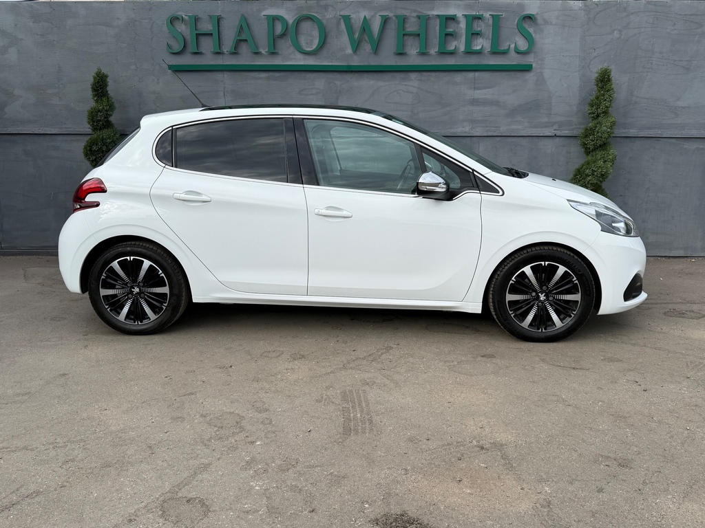 Peugeot 208 1.2 Puretech Allure Premium Hatchback M White #6