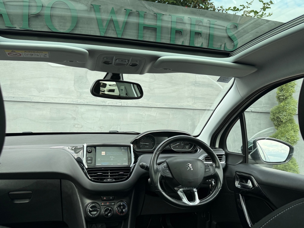 Peugeot 208 1.2 Puretech Allure Premium Hatchback M White #3