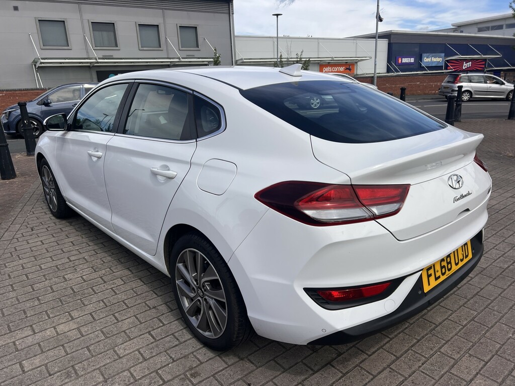 Hyundai I30 Hatchback 1.4 I30 Fastback Se Nav 1.4 140Ps Dct 2 White #3
