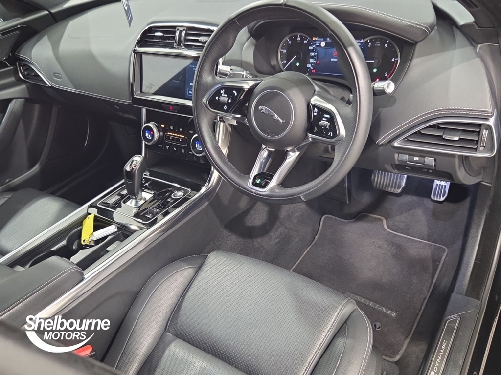 Jaguar XE Xe 2.0 D200 Mhev R-dynamic Black Saloon Black #4