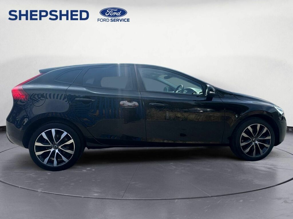 Volvo V40 2.0 T2 R-design Edition Euro 6 Ss KP19WBE Black #2