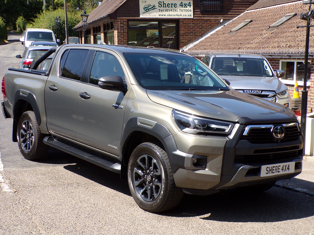 Toyota HILUX 2.8 D-4d Invincible X Pickup Double Cab Brown