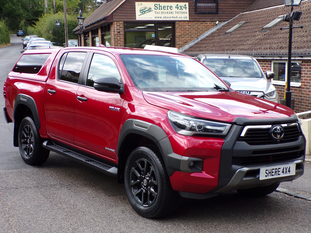 Toyota HILUX 2.8 D-4d Invincible X Pickup Double Cab Red