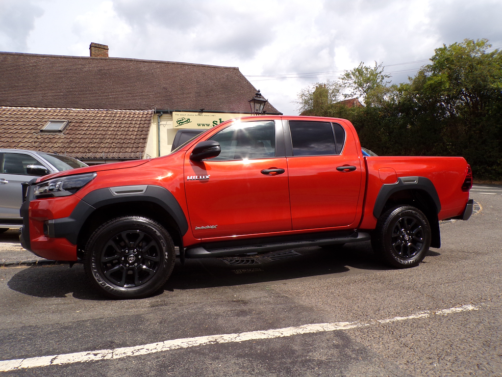 Toyota HILUX 2.8 D-4d-h Invincible X Pickup Hybrid A AF75ZUD Orange #2