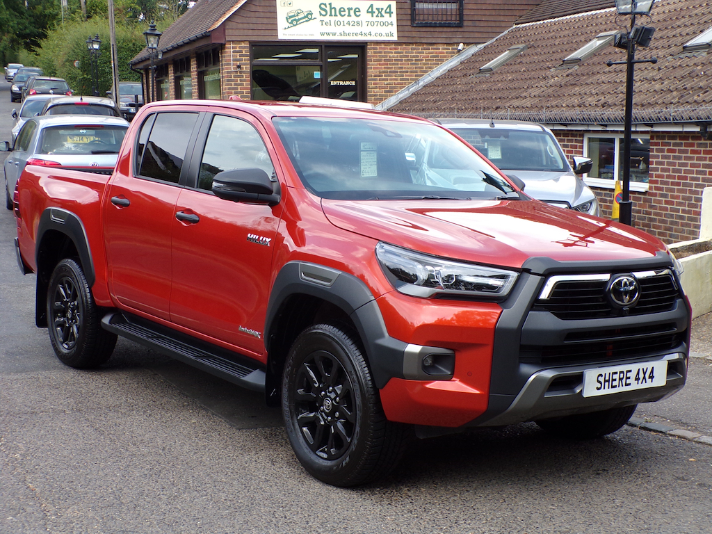 Toyota HILUX 2.8 D-4d-h Invincible X Pickup Hybrid A Orange