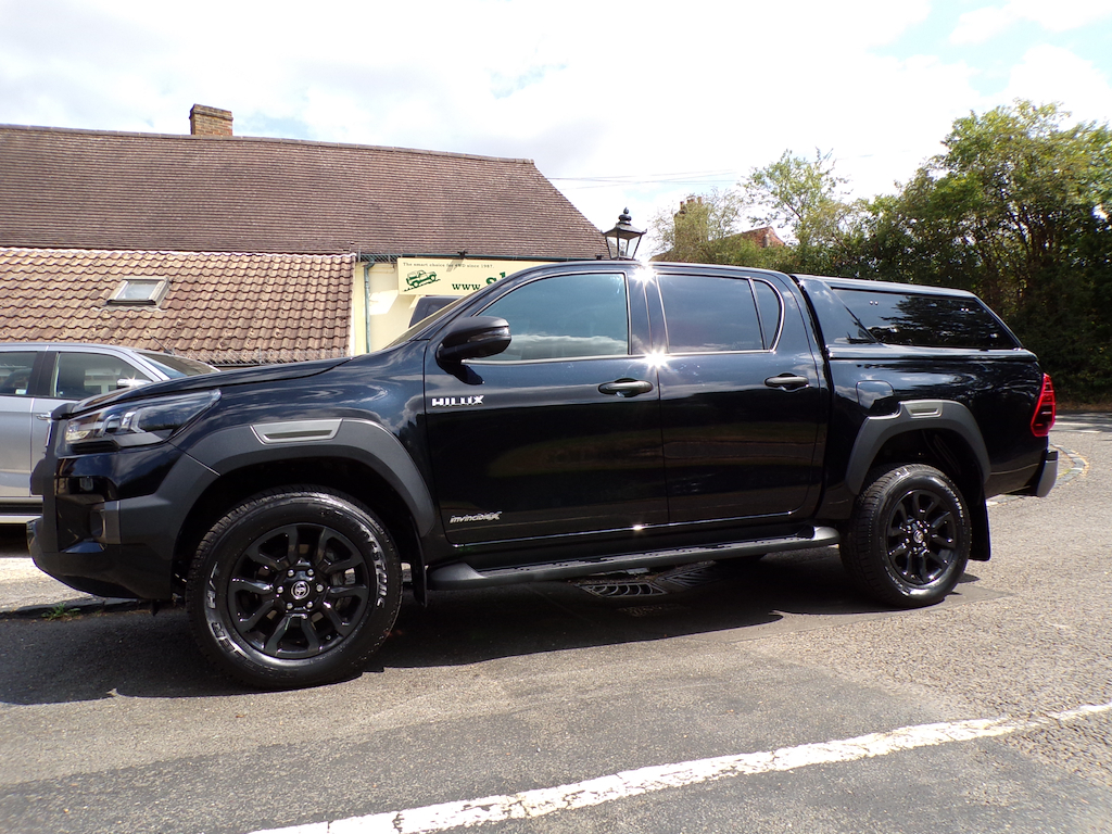 Toyota HILUX 2.8 D-4d-h Invincible X Pickup Hybrid A Black #2