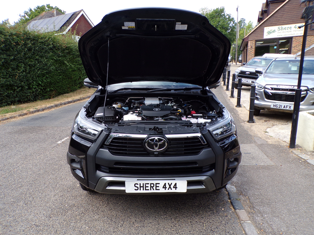 Toyota HILUX 2.8 D-4d-h Invincible X Pickup Hybrid A Black #5