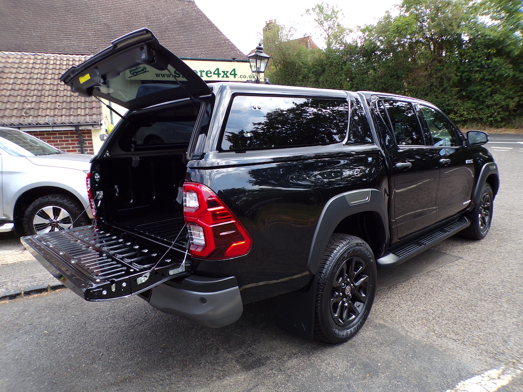 Toyota HILUX 2.8 D-4d-h Invincible X Pickup Hybrid A Black #4