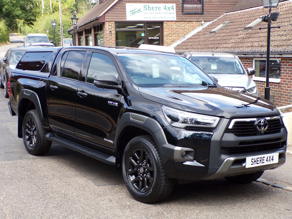 Toyota HILUX 2.8 D-4d-h Invincible X Pickup Hybrid A Black