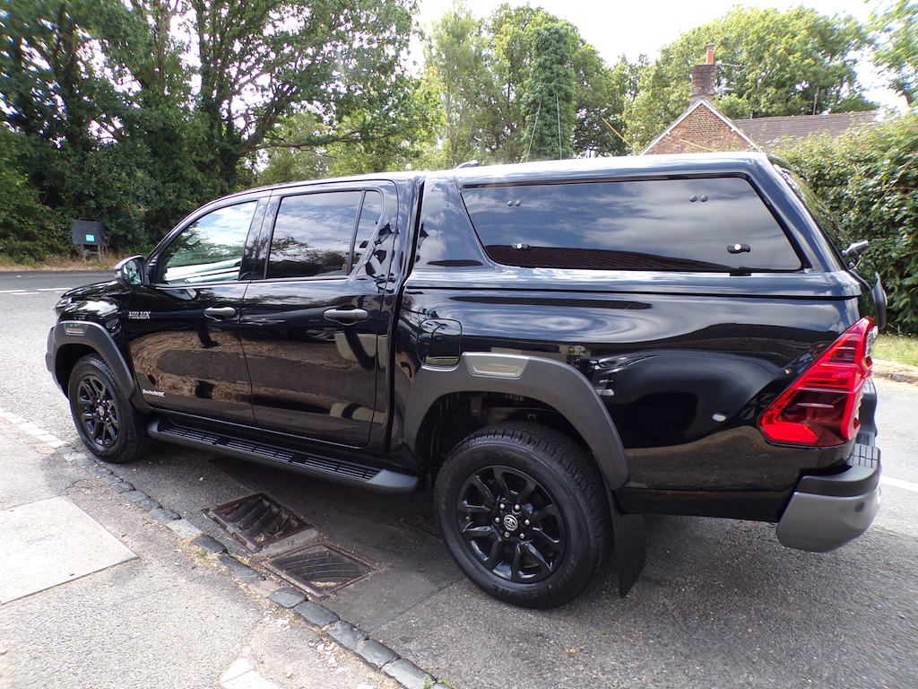 Toyota HILUX 2.8 D-4d-h Invincible X Pickup Hybrid A Black #3