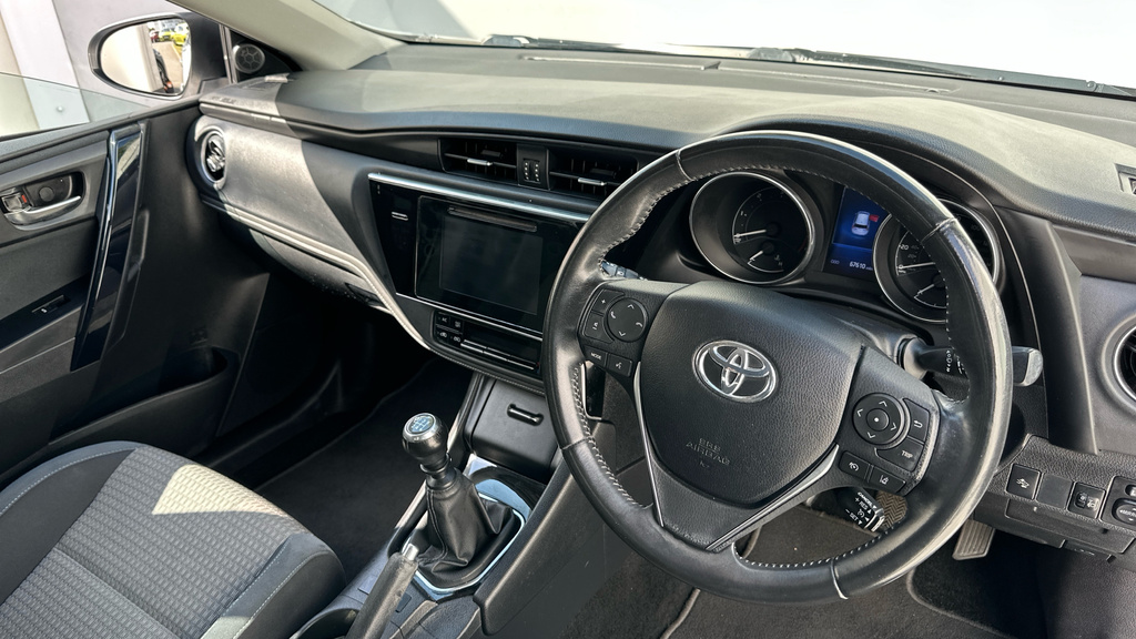 Toyota Auris 1.6 D-4d Design Hatchback Euro 6 Silver #2