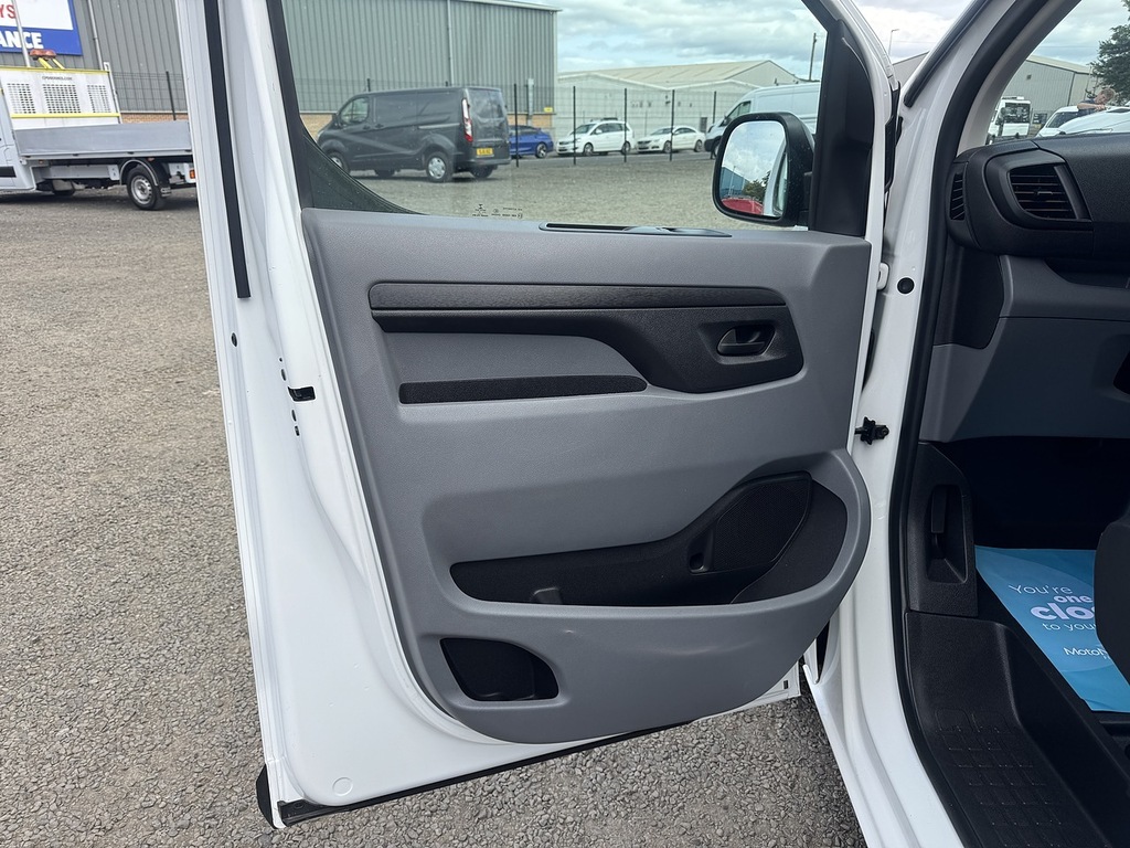 Vauxhall Vivaro 2900 1.5D 100Ps Dynamic Short Wheelbase L1h1 Low R White #9