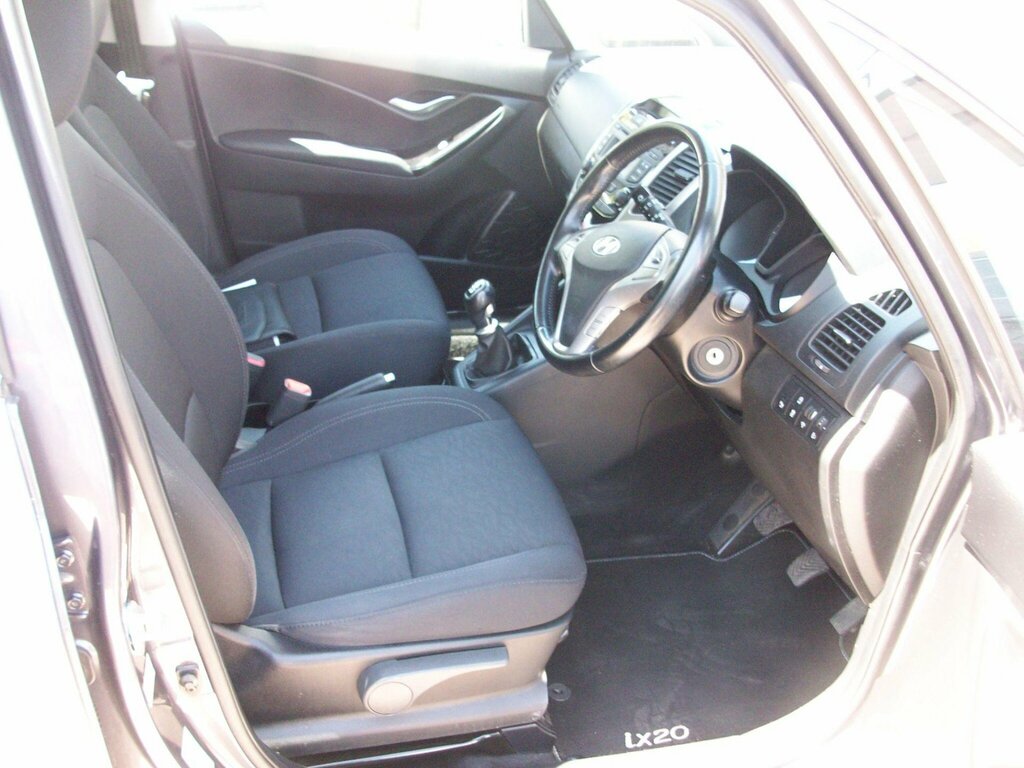 Hyundai Ix20 1.4 Blue Drive Se Hatchback Euro White #9