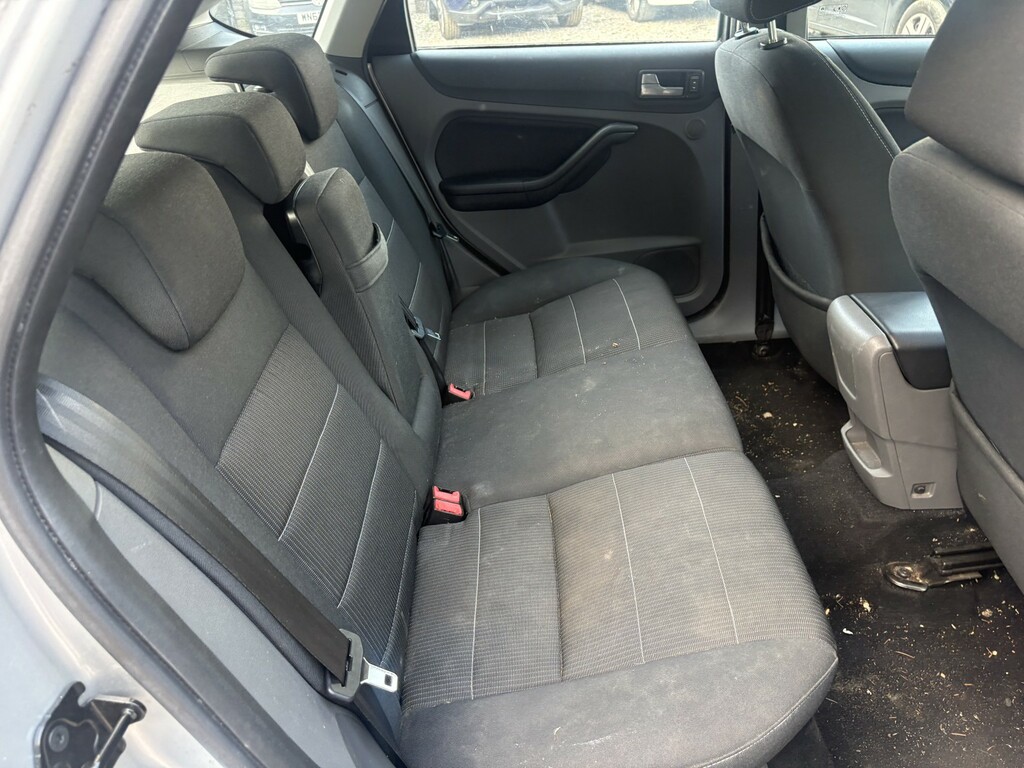 Ford Focus Zetec 5-Door Silver #11
