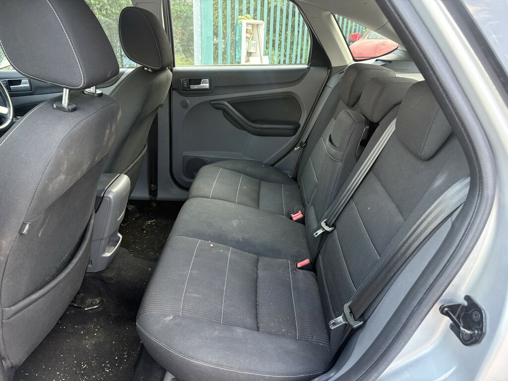 Ford Focus Zetec 5-Door Silver #12