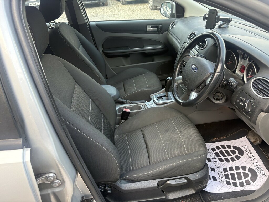 Ford Focus Zetec 5-Door Silver #10
