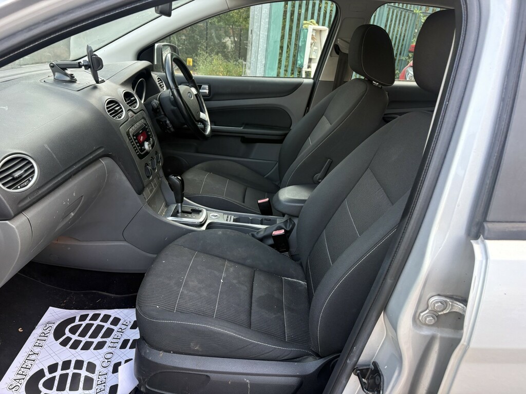 Ford Focus Zetec 5-Door Silver #16