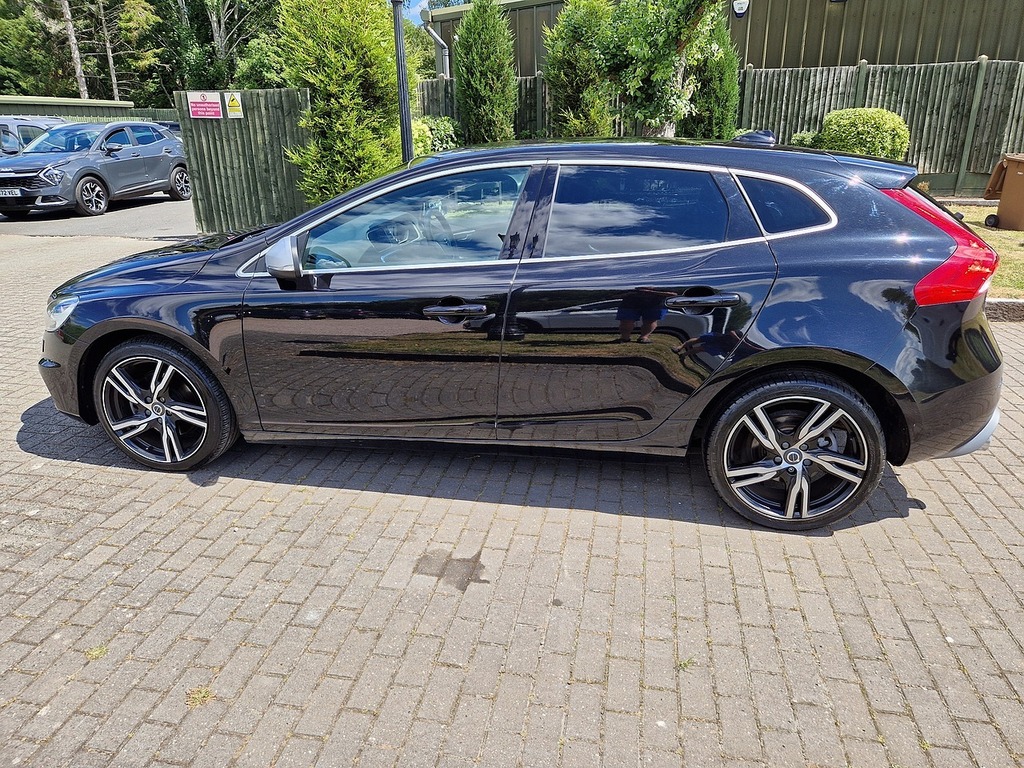 Volvo V40 T2 R-design Edition BW19YJC Black #2