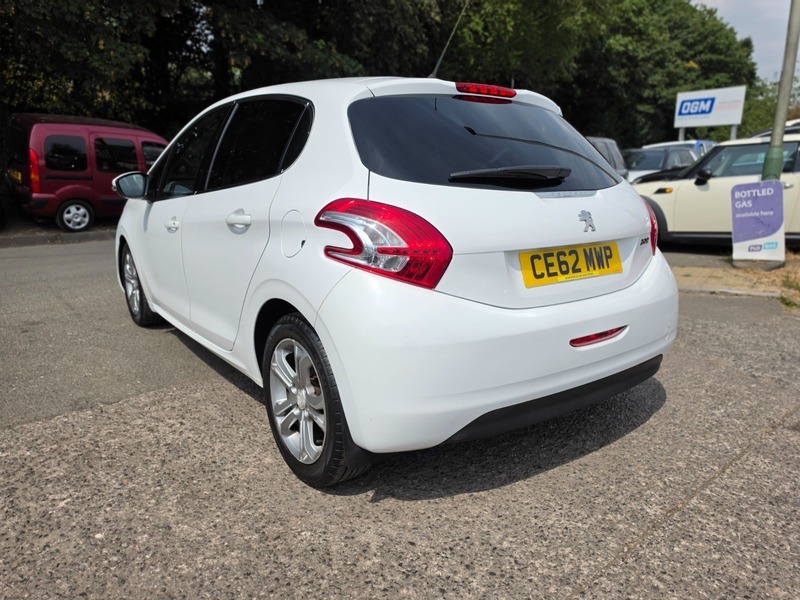 Peugeot 208 Allure White #6