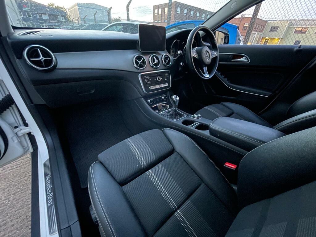 Mercedes-Benz GLA Class Gla 180 Urban Edition DA68ZBP White #6