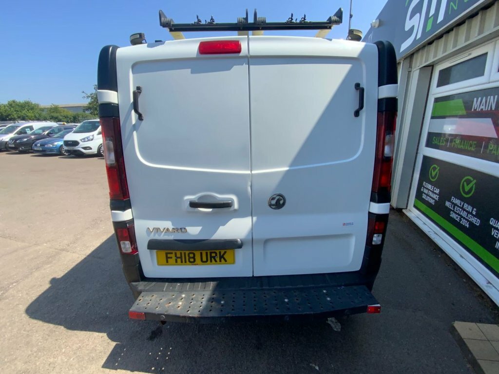 Vauxhall Vivaro Mpv FH18URK White #2