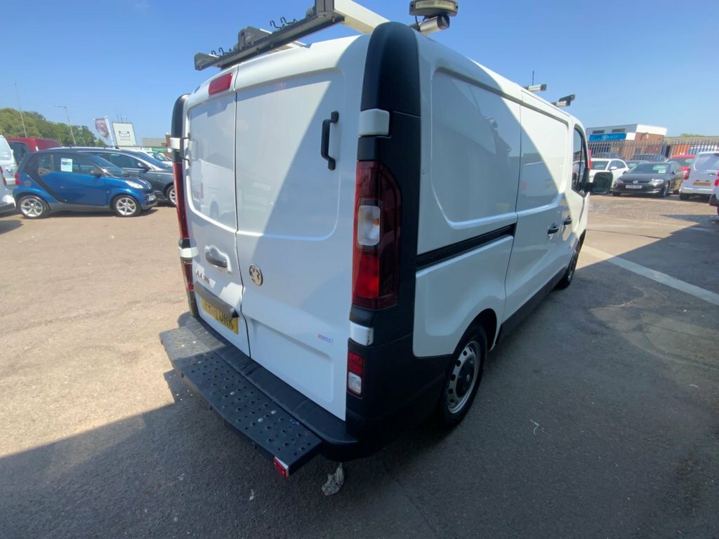 Vauxhall Vivaro Mpv FH18URK White #3