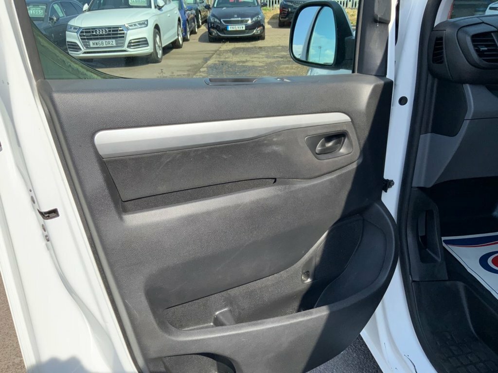 Vauxhall Vivaro 2L Sportive White #6