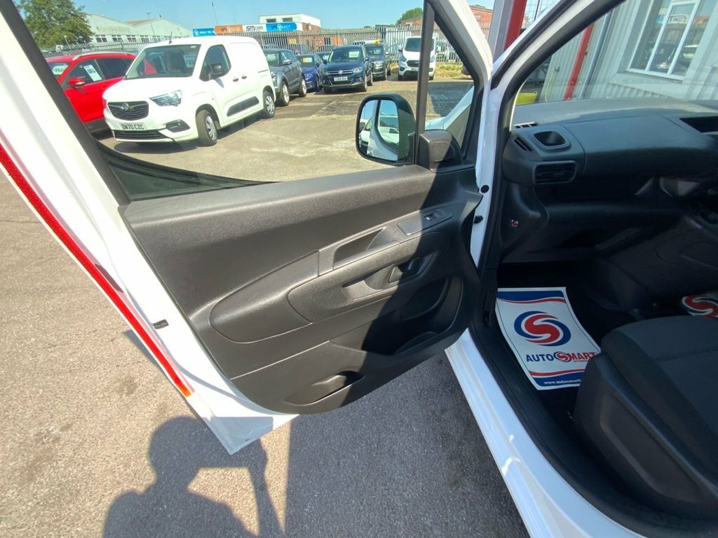 Vauxhall Combo 1.6L Sportive White #3