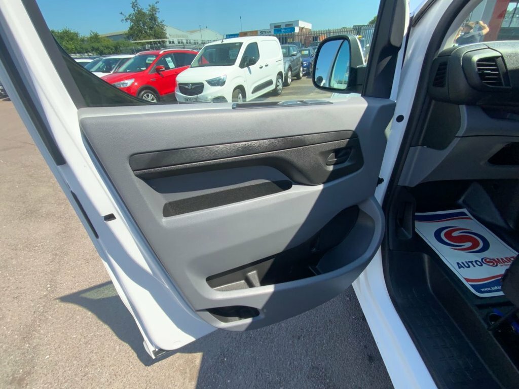 Vauxhall Vivaro 1.5L Sportive White #4