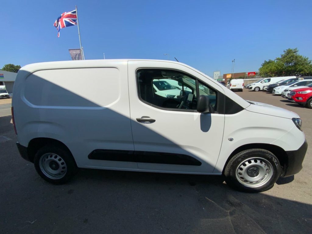 Vauxhall Combo 1.5L Prime White #4