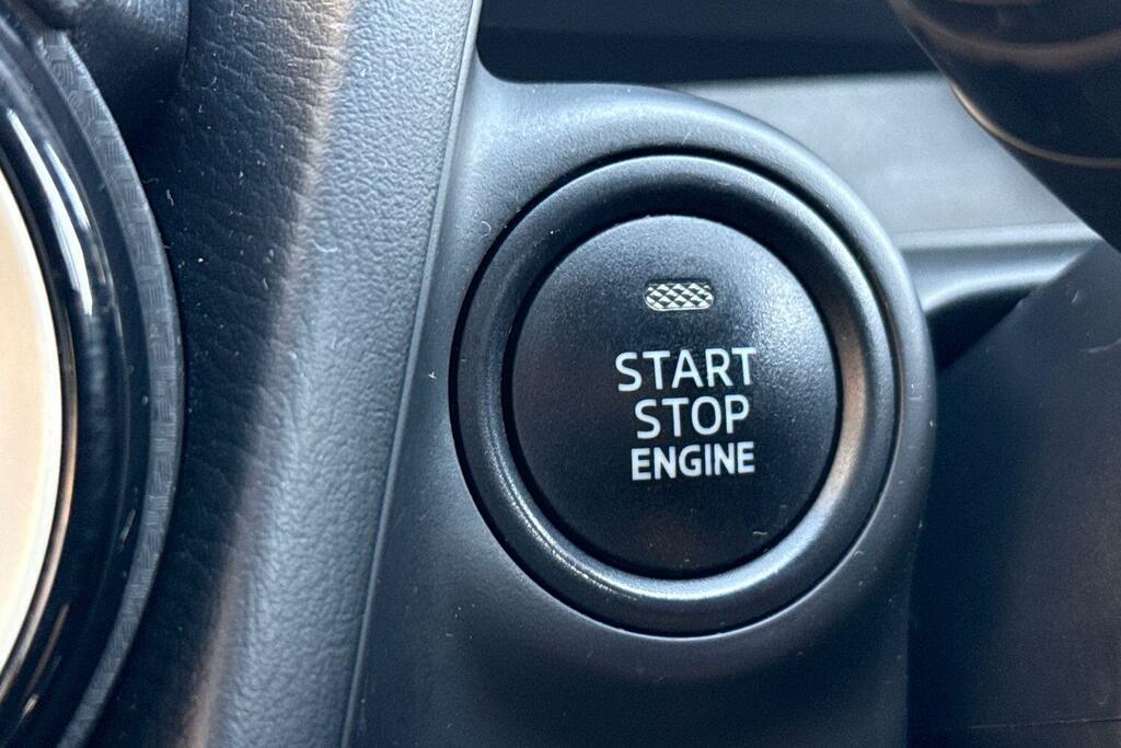 Mazda 2 1.5 Skyactiv G 75 Centre-line White #30