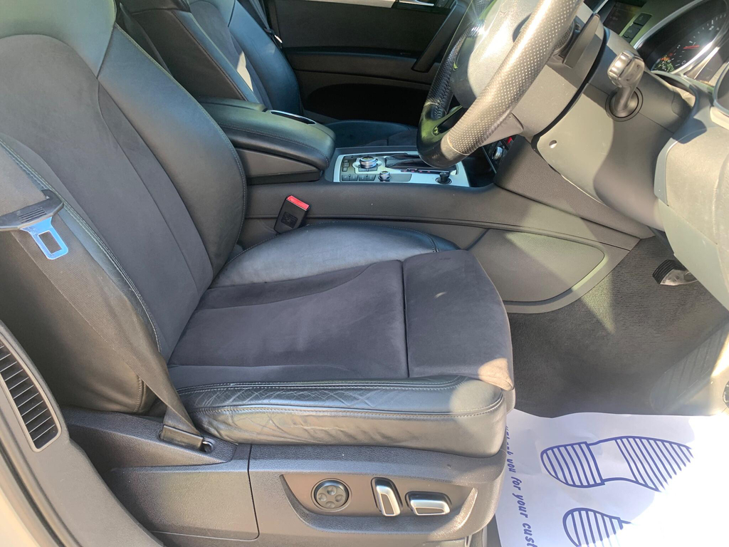 Audi Q7 Automatic White #25