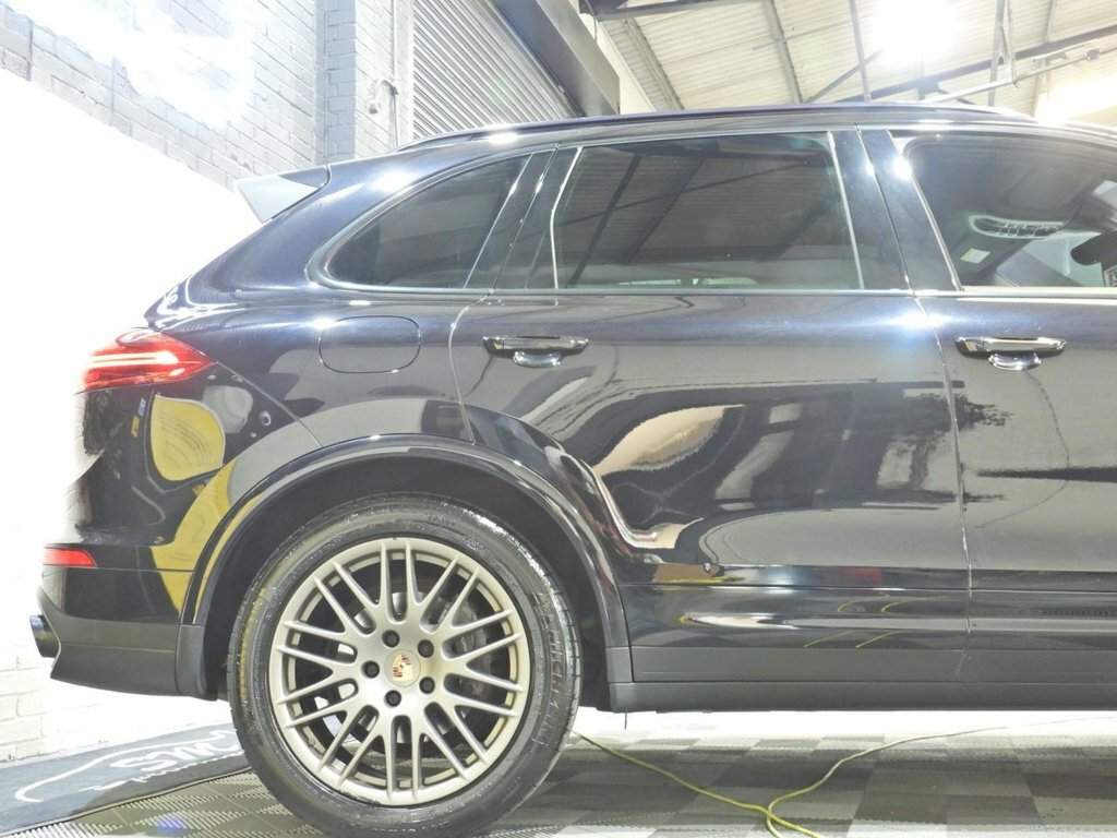 Porsche Cayenne 3L Platinum Edition Black #4
