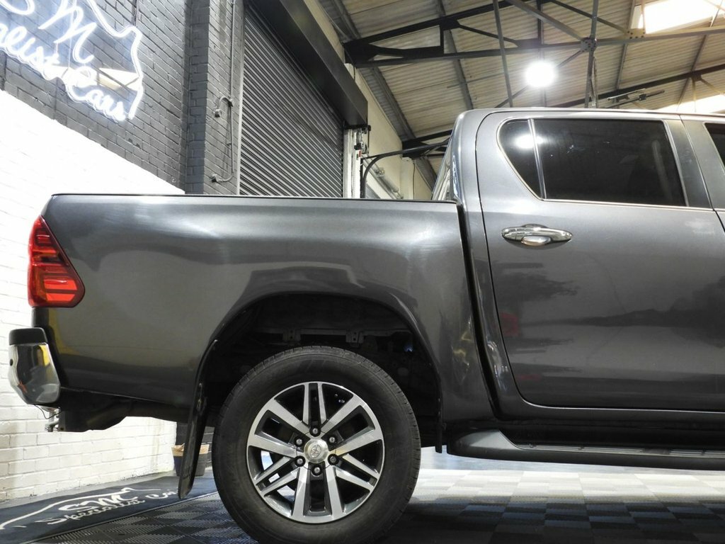 Toyota HILUX 2.4L Invincible Grey #4