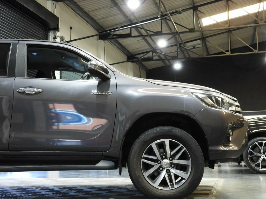 Toyota HILUX 2.4L Invincible Grey #3
