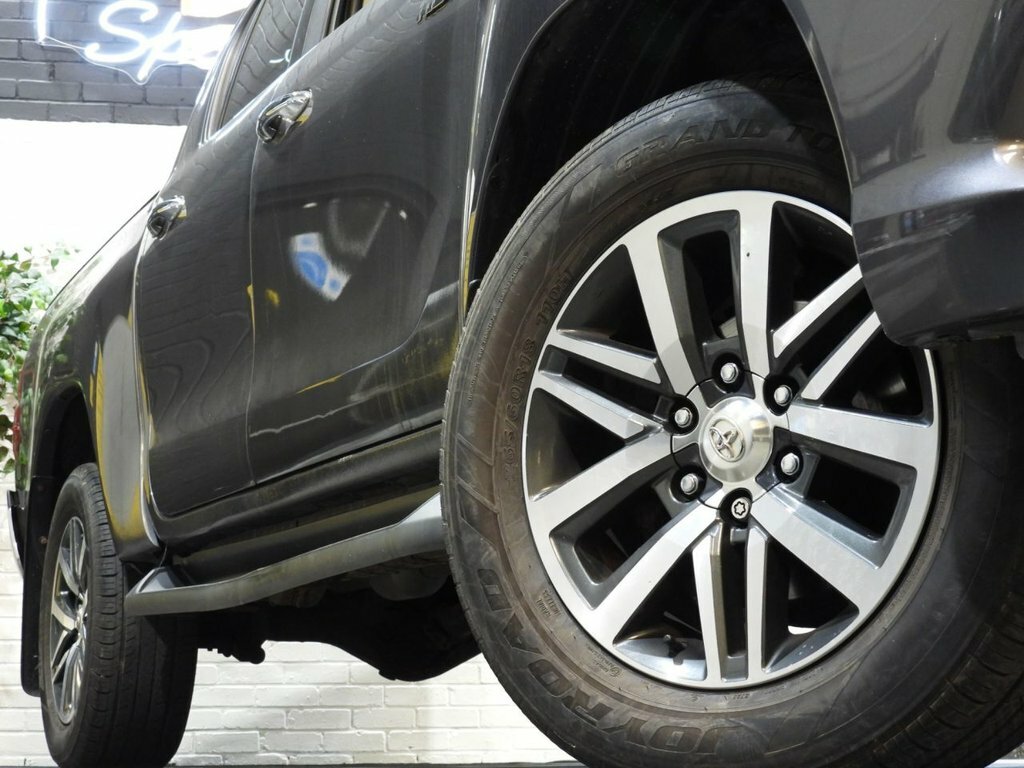 Toyota HILUX 2.4L Invincible Grey #6