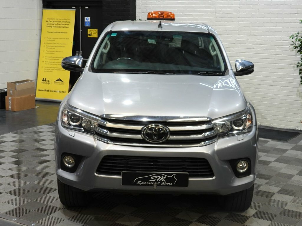 Toyota HILUX 2.4L Invincible Silver #2