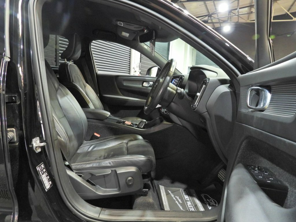 Volvo XC40 1.5L R-design Black #4