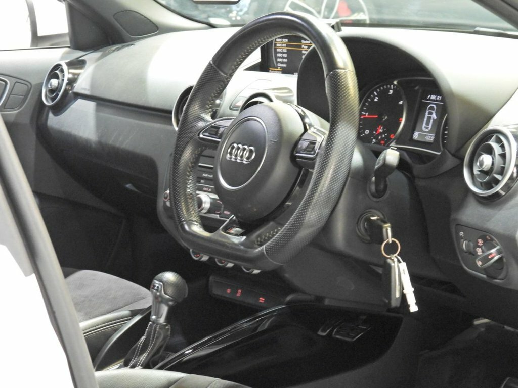 Audi A1 1.6L Black Edition White #4