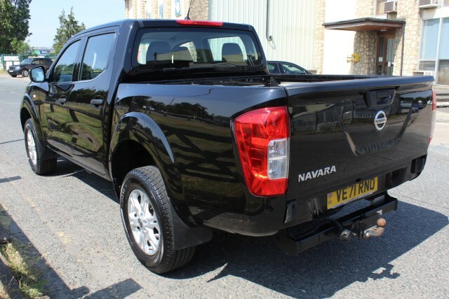 Nissan Navara Acenta Black #5