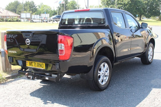 Nissan Navara Acenta Black #3