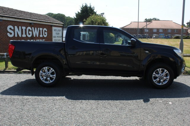 Nissan Navara Acenta Black #2