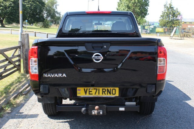 Nissan Navara Acenta Black #4
