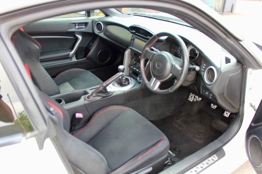 Toyota GT86 Coupe White #3